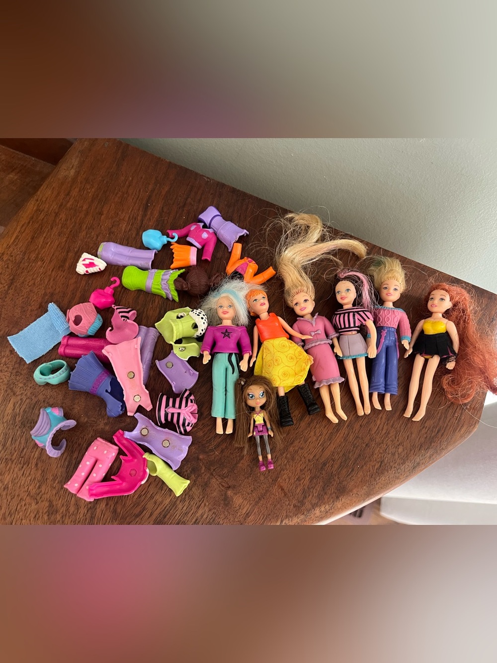 Assorted magnetic polly pocket lot rubber clothes too